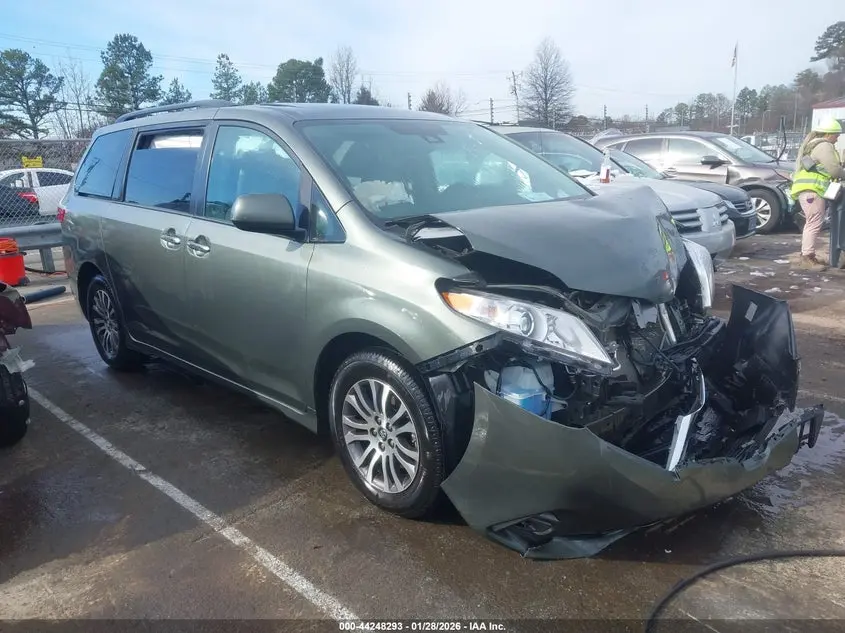 2020 TOYOTA SIENNA XLE