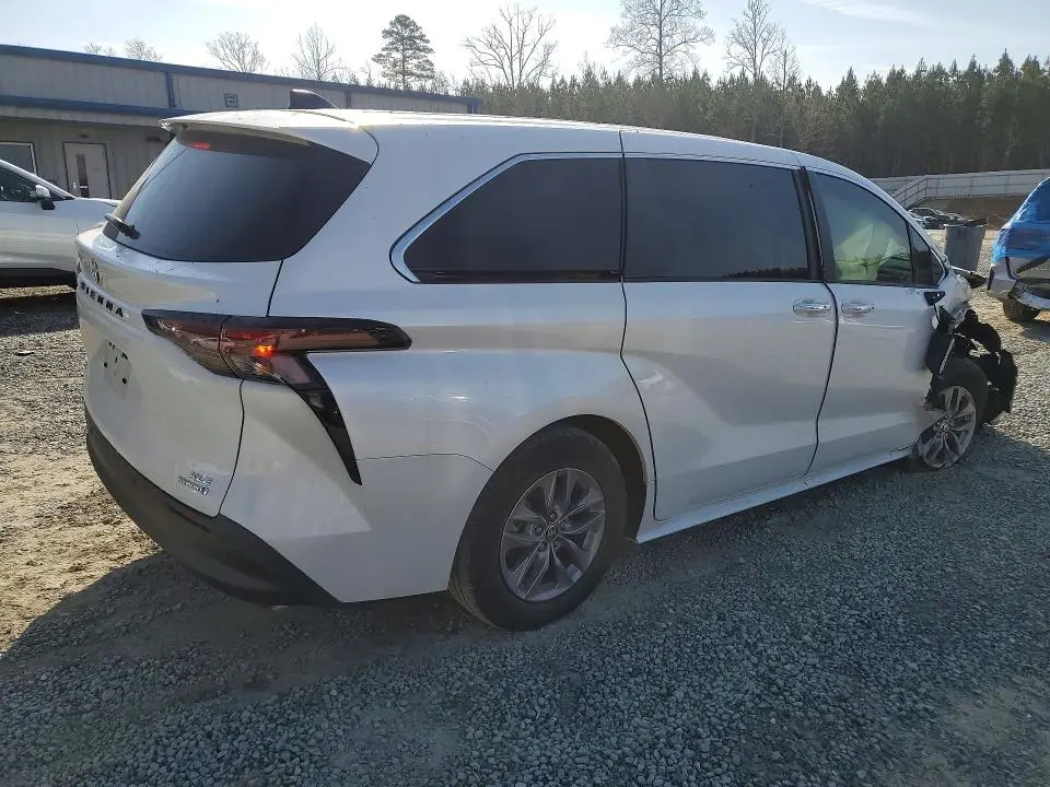 2023 TOYOTA SIENNA XLE 8-PASSENGER  
