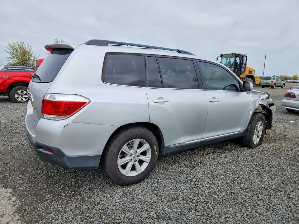 2011 TOYOTA HIGHLANDER SE  
