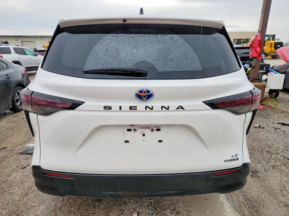 2024 TOYOTA SIENNA LE  