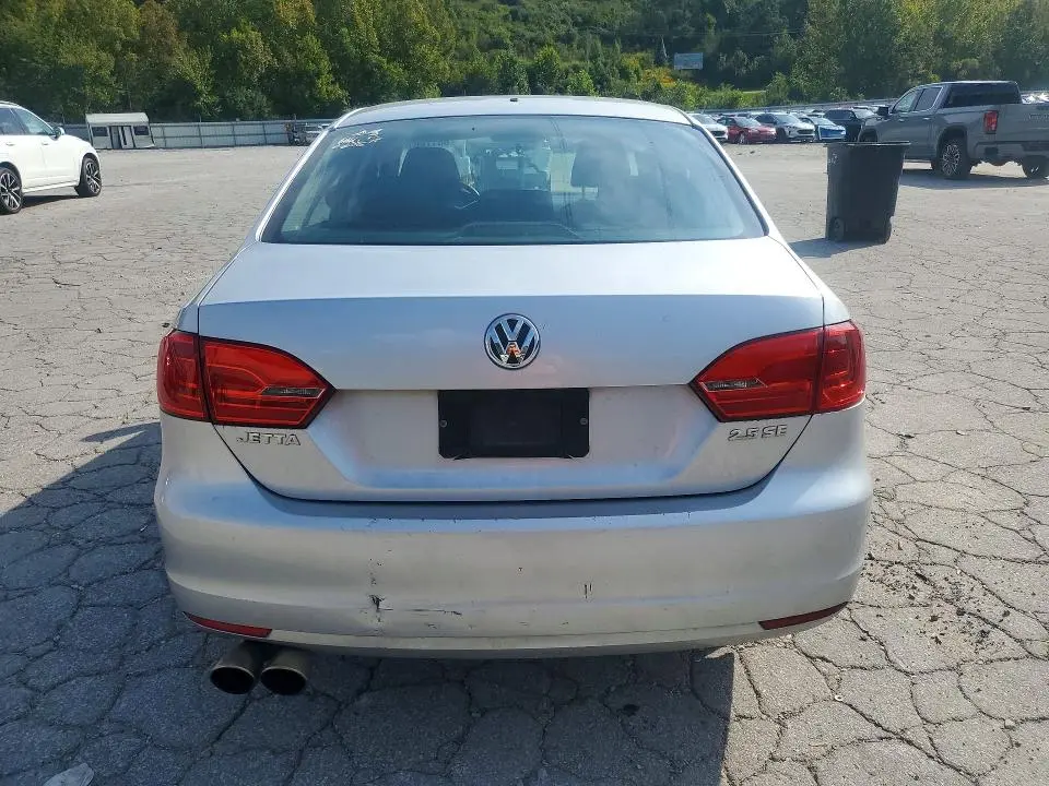 2011 VOLKSWAGEN JETTA SE  