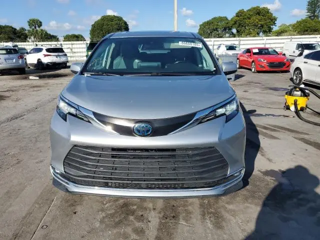 2021 TOYOTA SIENNA XLE  