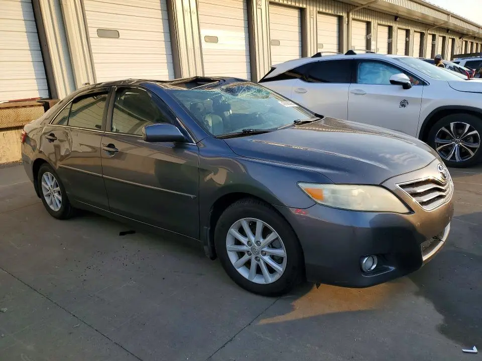 2011 TOYOTA CAMRY XLE  