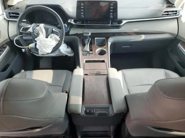 2022 TOYOTA SIENNA XLE  