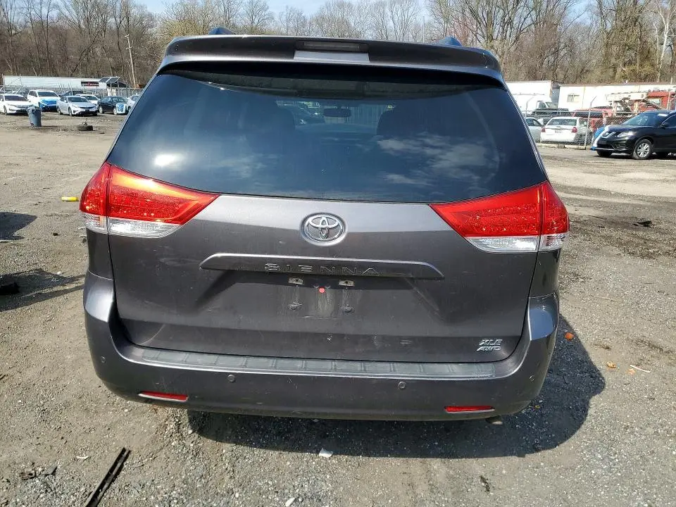 2014 TOYOTA SIENNA XLE 7-PASSENGER  