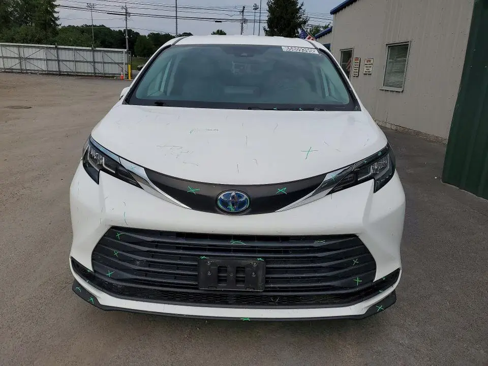 2022 TOYOTA SIENNA LE  