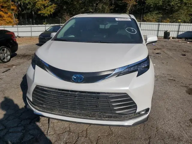 2025 TOYOTA SIENNA XLE  