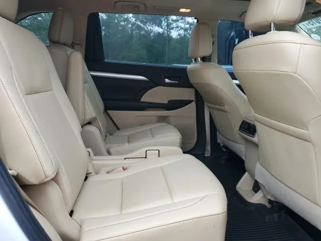 2019 TOYOTA HIGHLANDER SE  
