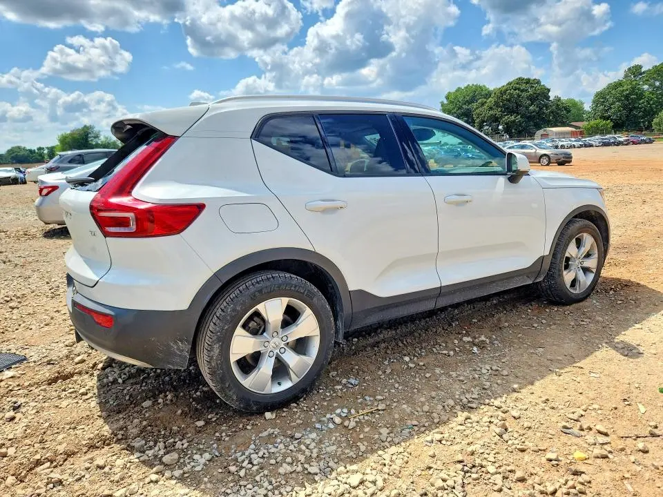 2020 VOLVO XC40 T4 MOMENTUM  