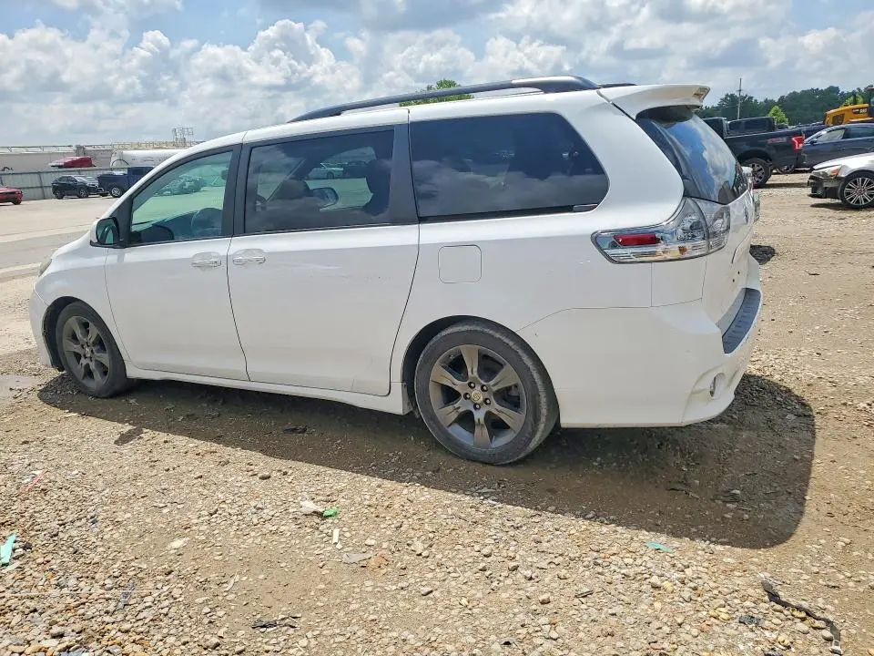 2016 TOYOTA SIENNA SE  