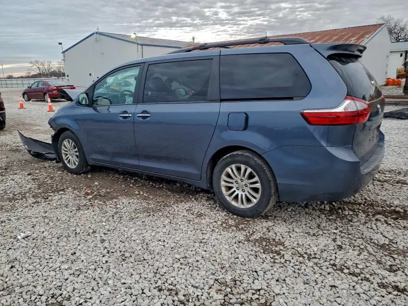 2017 TOYOTA SIENNA XLE  