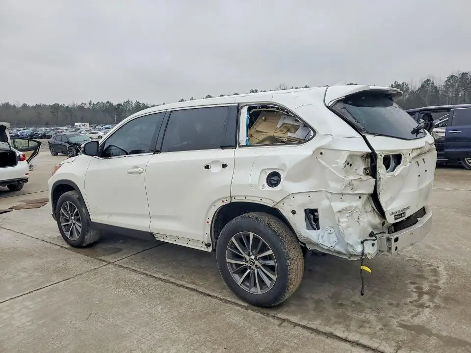 2019 TOYOTA HIGHLANDER SE  