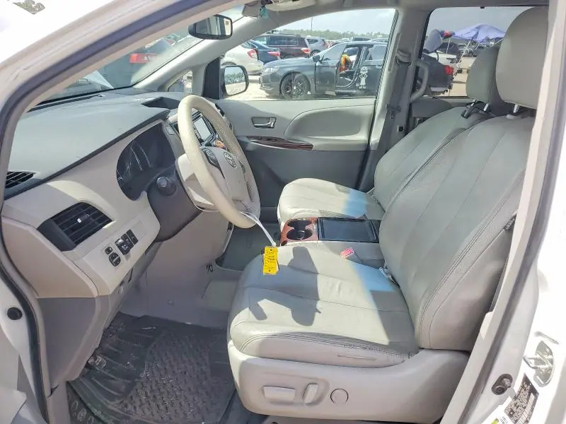 2014 TOYOTA SIENNA XLE 8-PASSENGER  
