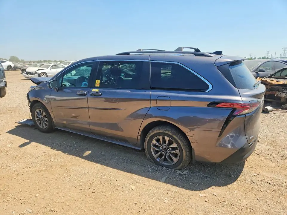 2022 TOYOTA SIENNA LE  
