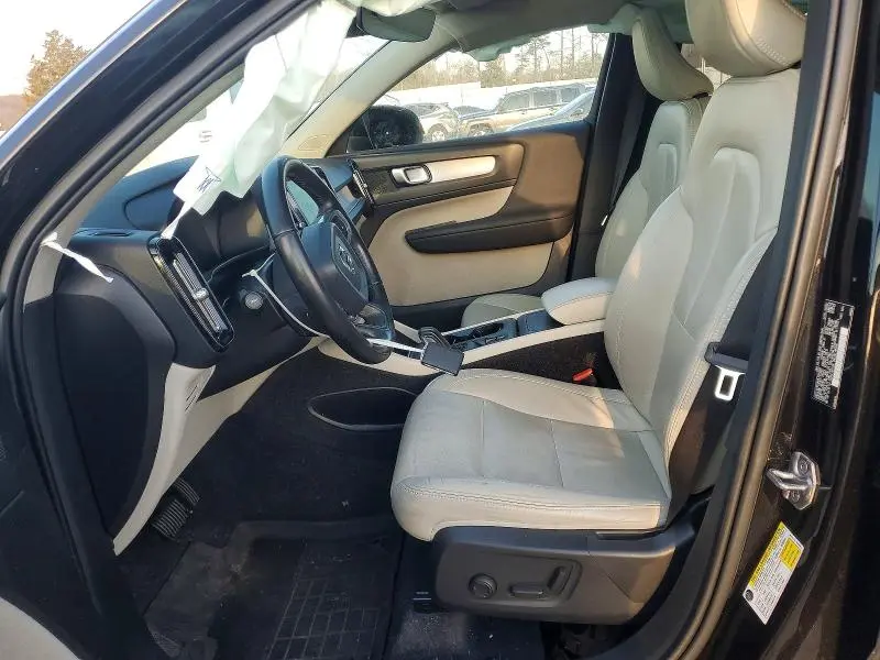 2020 VOLVO XC40 T5 MOMENTUM  