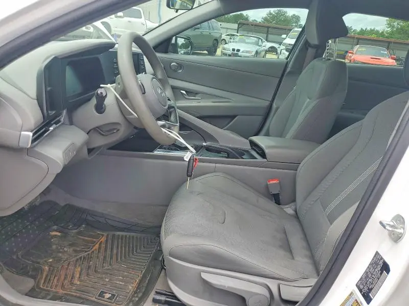 2024 HYUNDAI ELANTRA SE  