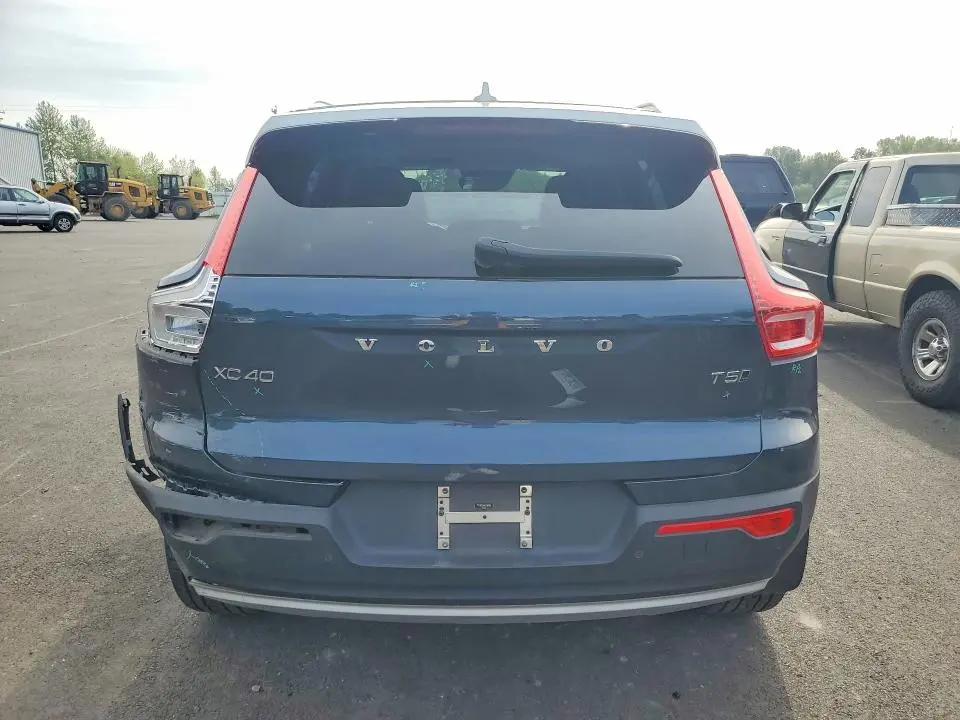 2021 VOLVO XC40 T5 MOMENTUM  