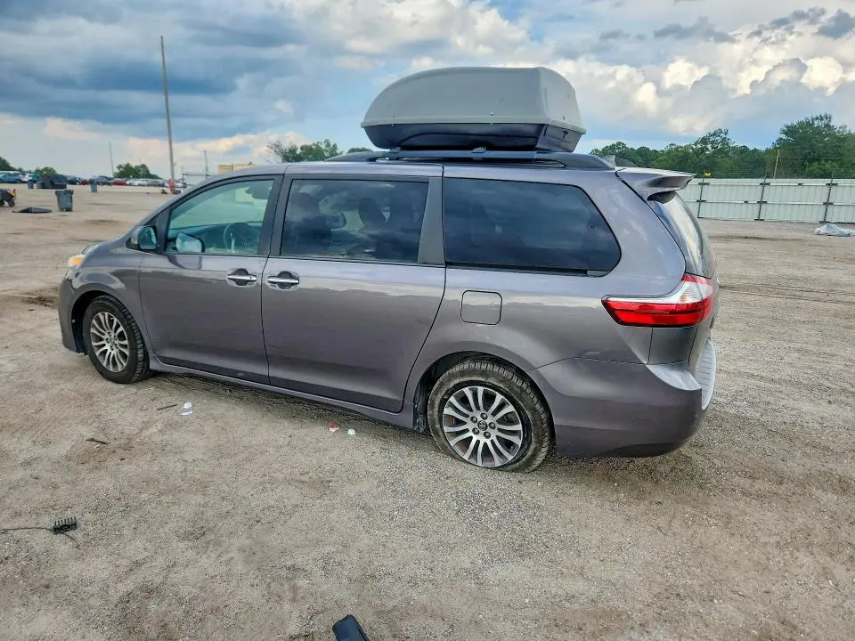 2018 TOYOTA SIENNA XLE 8-PASSENGER  