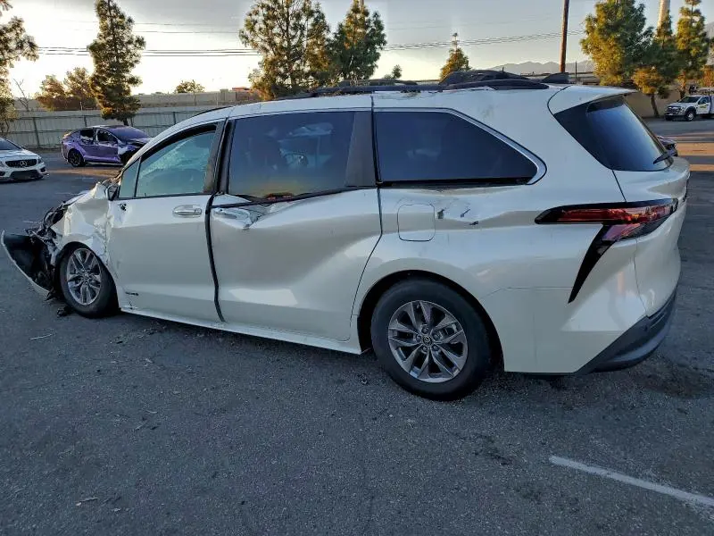 2021 TOYOTA SIENNA XLE  