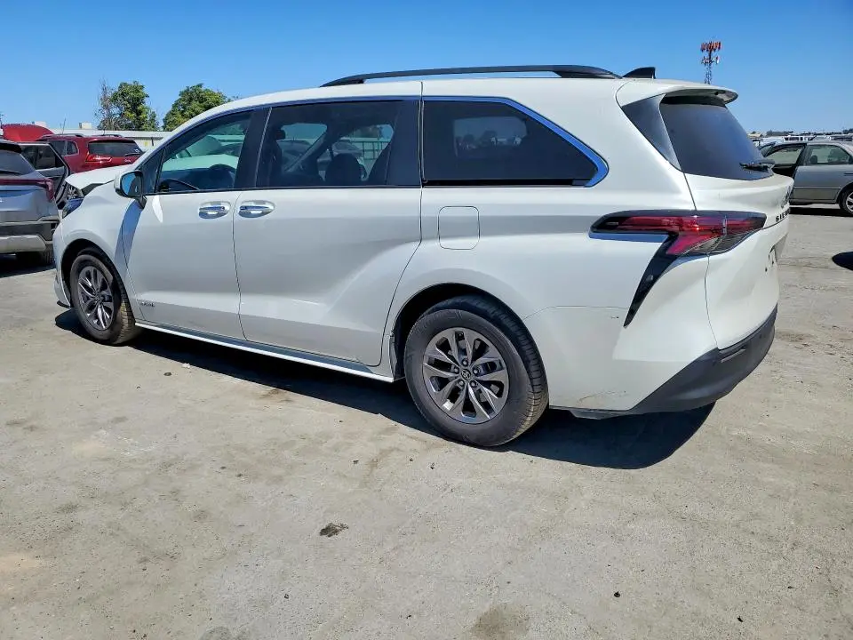 2021 TOYOTA SIENNA XLE  