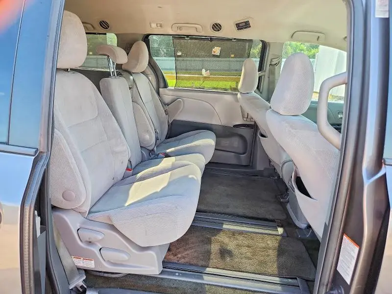 2015 TOYOTA SIENNA LE  