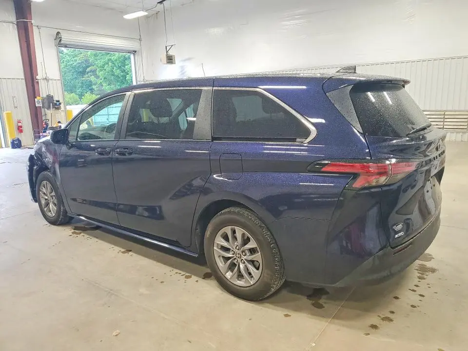 2022 TOYOTA SIENNA LE 8-PASSENGER  