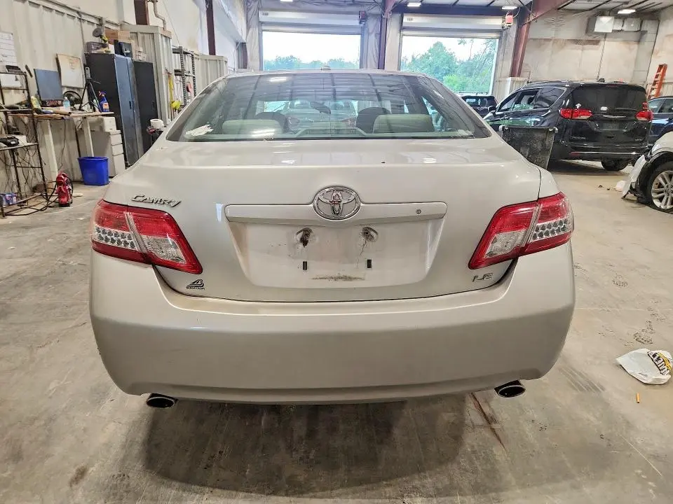 2011 TOYOTA CAMRY LE V6  