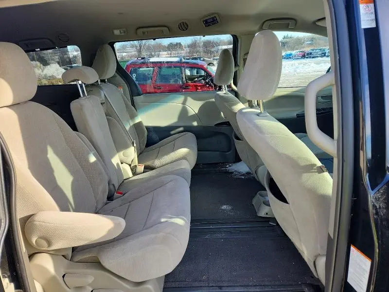 2017 TOYOTA SIENNA LE  