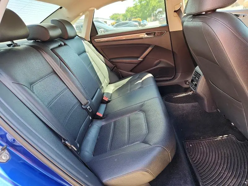 2017 VOLKSWAGEN PASSAT SE  