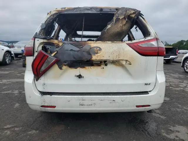 2016 TOYOTA SIENNA XLE  