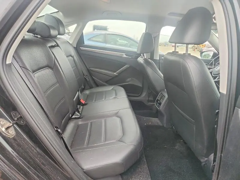 2017 VOLKSWAGEN PASSAT SE  