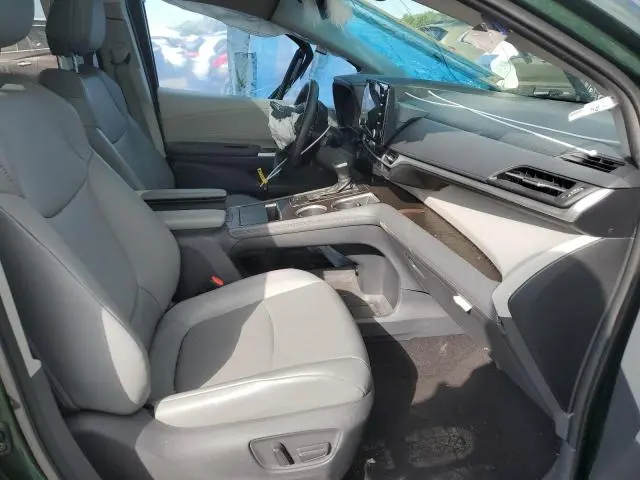 2021 TOYOTA SIENNA XLE  