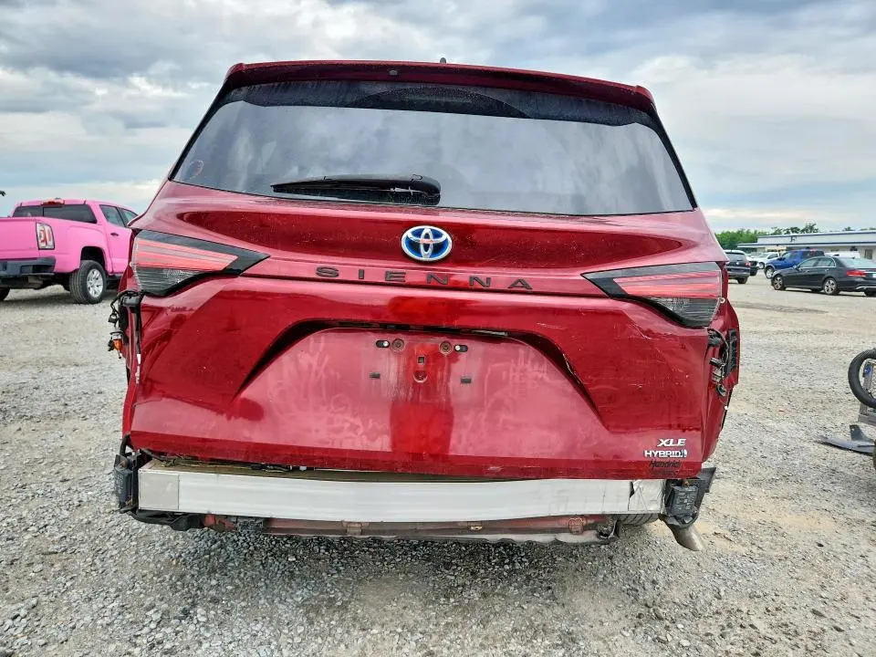 2022 TOYOTA SIENNA XLE  