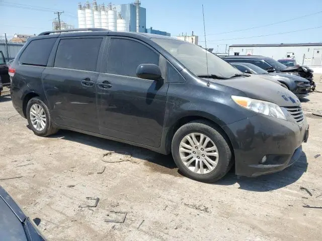 2013 TOYOTA SIENNA XLE