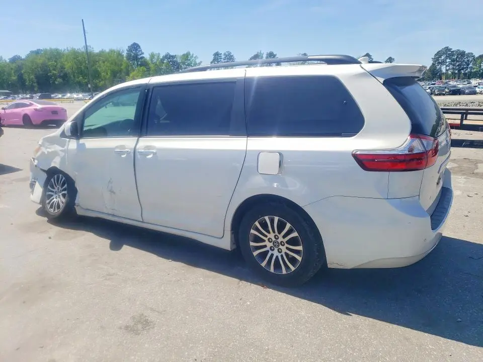 2018 TOYOTA SIENNA XLE 8-PASSENGER  