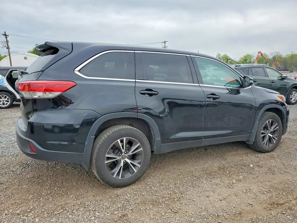 2019 TOYOTA HIGHLANDER LE  