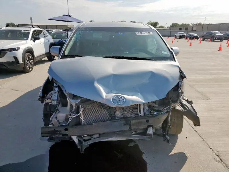 2011 TOYOTA SIENNA LE  