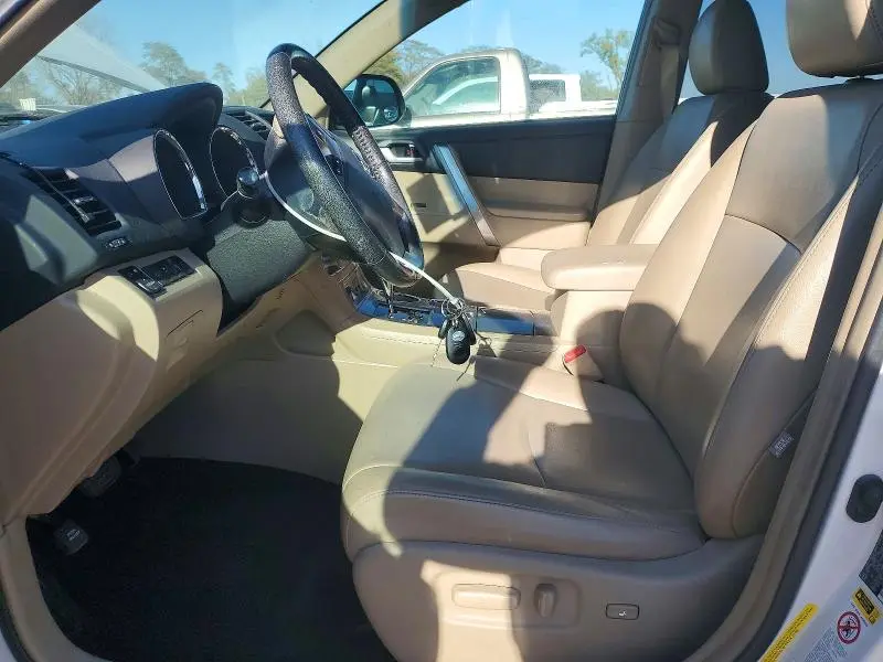 2013 TOYOTA HIGHLANDER SE  