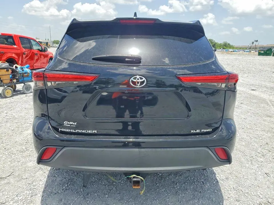 2021 TOYOTA HIGHLANDER XLE  