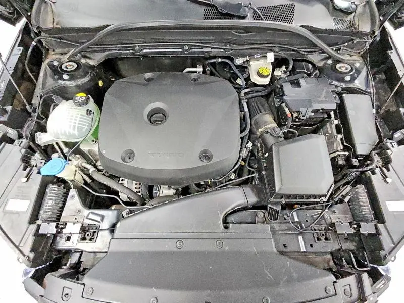 2022 VOLVO XC40 T5 MOMENTUM  
