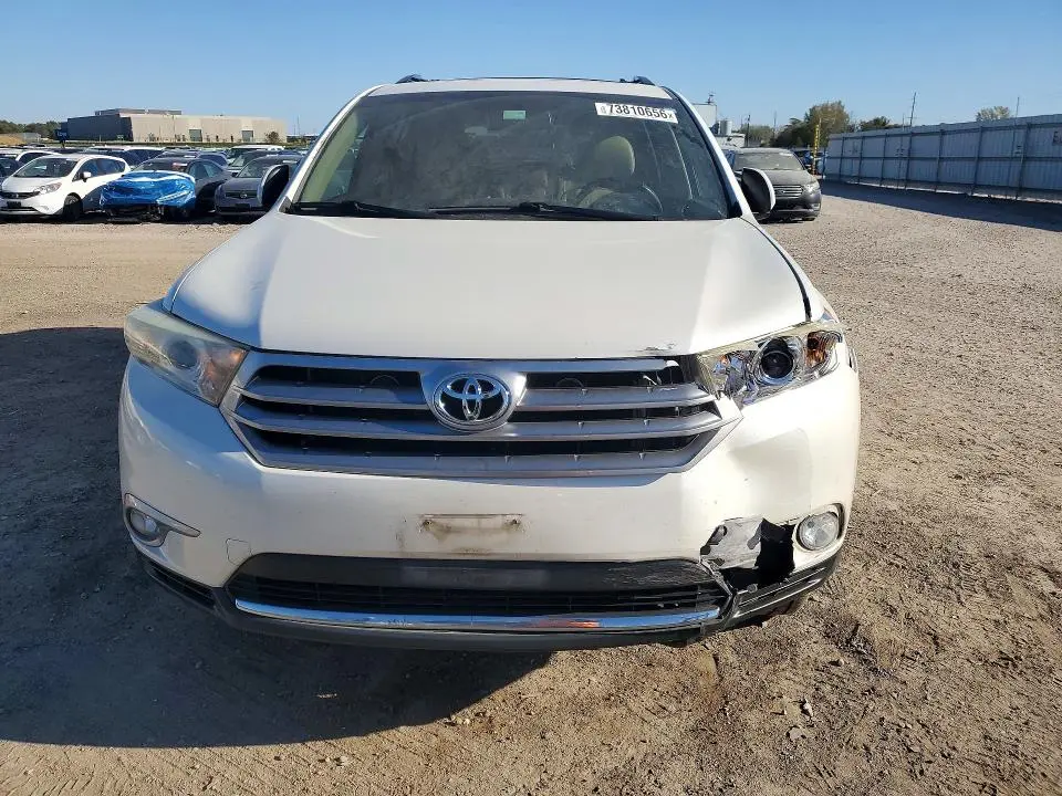 2013 TOYOTA HIGHLANDER SE  
