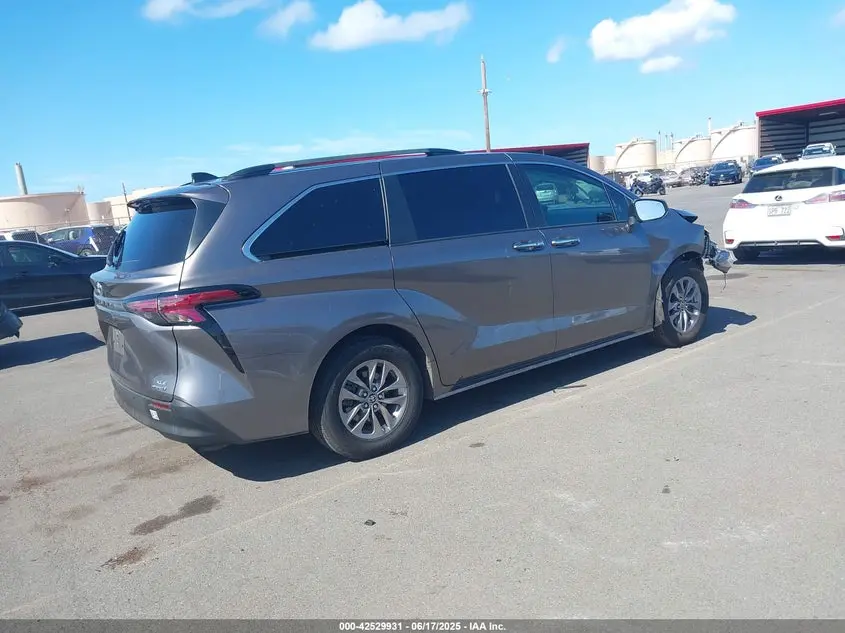 2022 TOYOTA SIENNA XLE