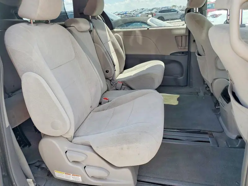 2016 TOYOTA SIENNA LE  