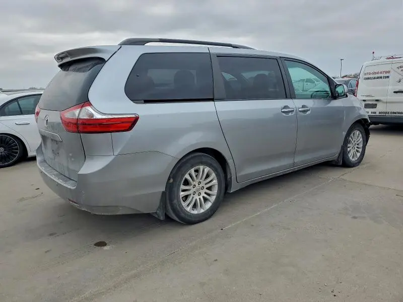 2017 TOYOTA SIENNA XLE  