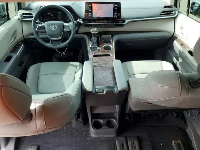 2023 TOYOTA SIENNA XLE  