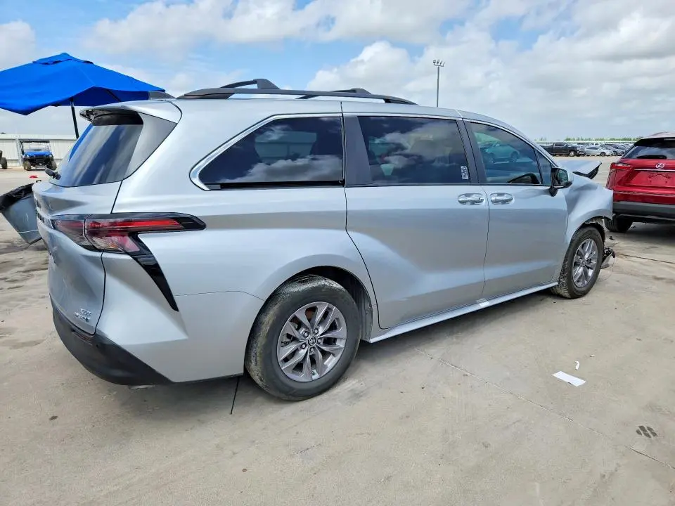2023 TOYOTA SIENNA XLE  