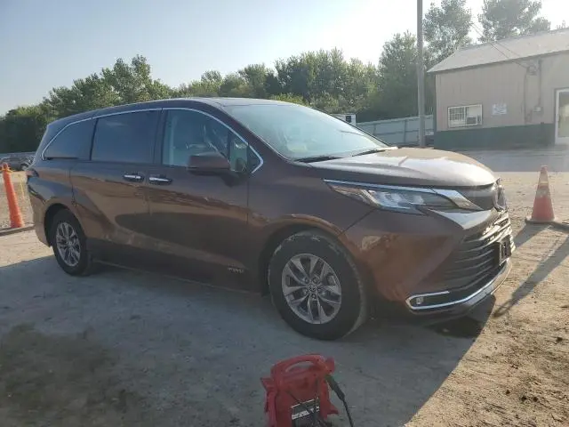 2021 TOYOTA SIENNA XLE  