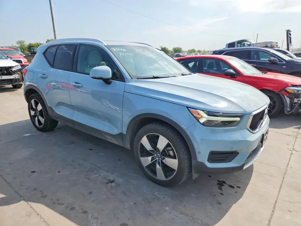 2019 VOLVO XC40 T5 MOMENTUM  