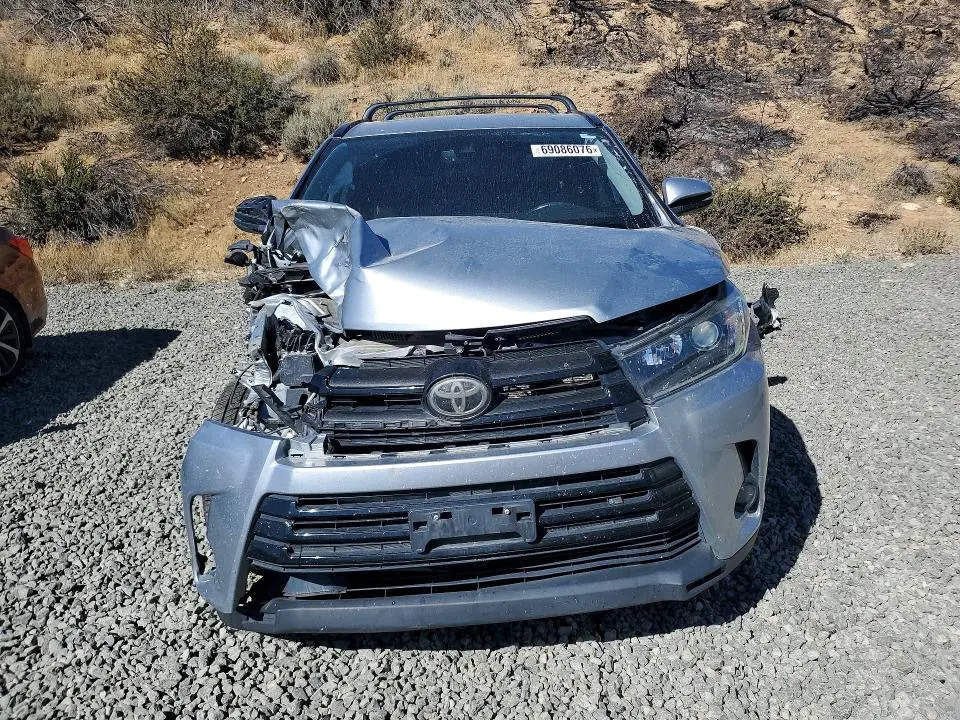 2019 TOYOTA HIGHLANDER SE  