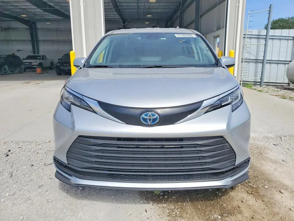 2022 TOYOTA SIENNA LE  